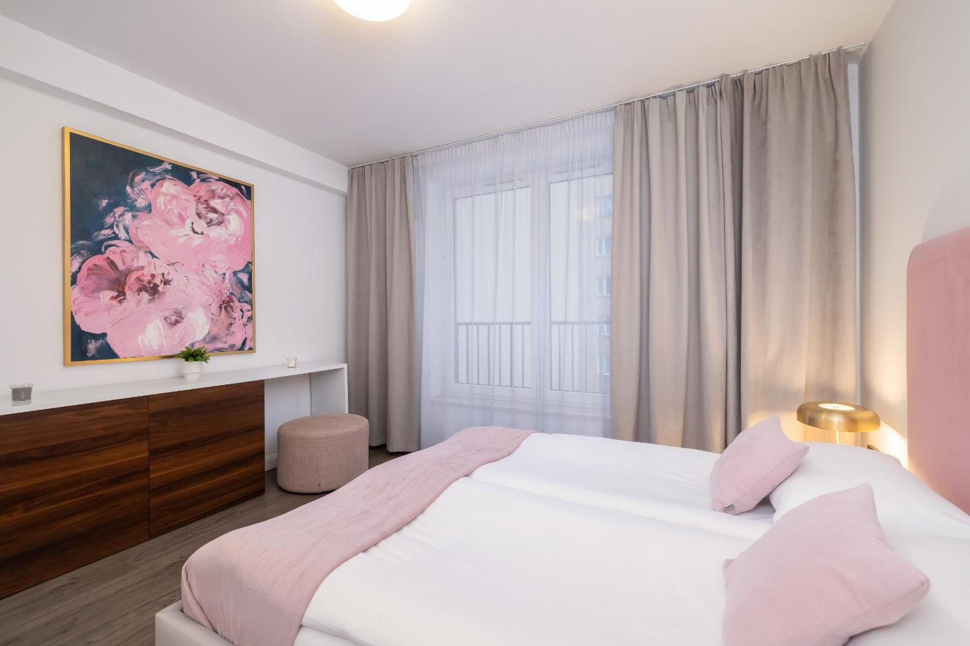 Blue And Green Apartment With Bright Pink Bedroom In Krakow By Noclegi Renters Экстерьер фото