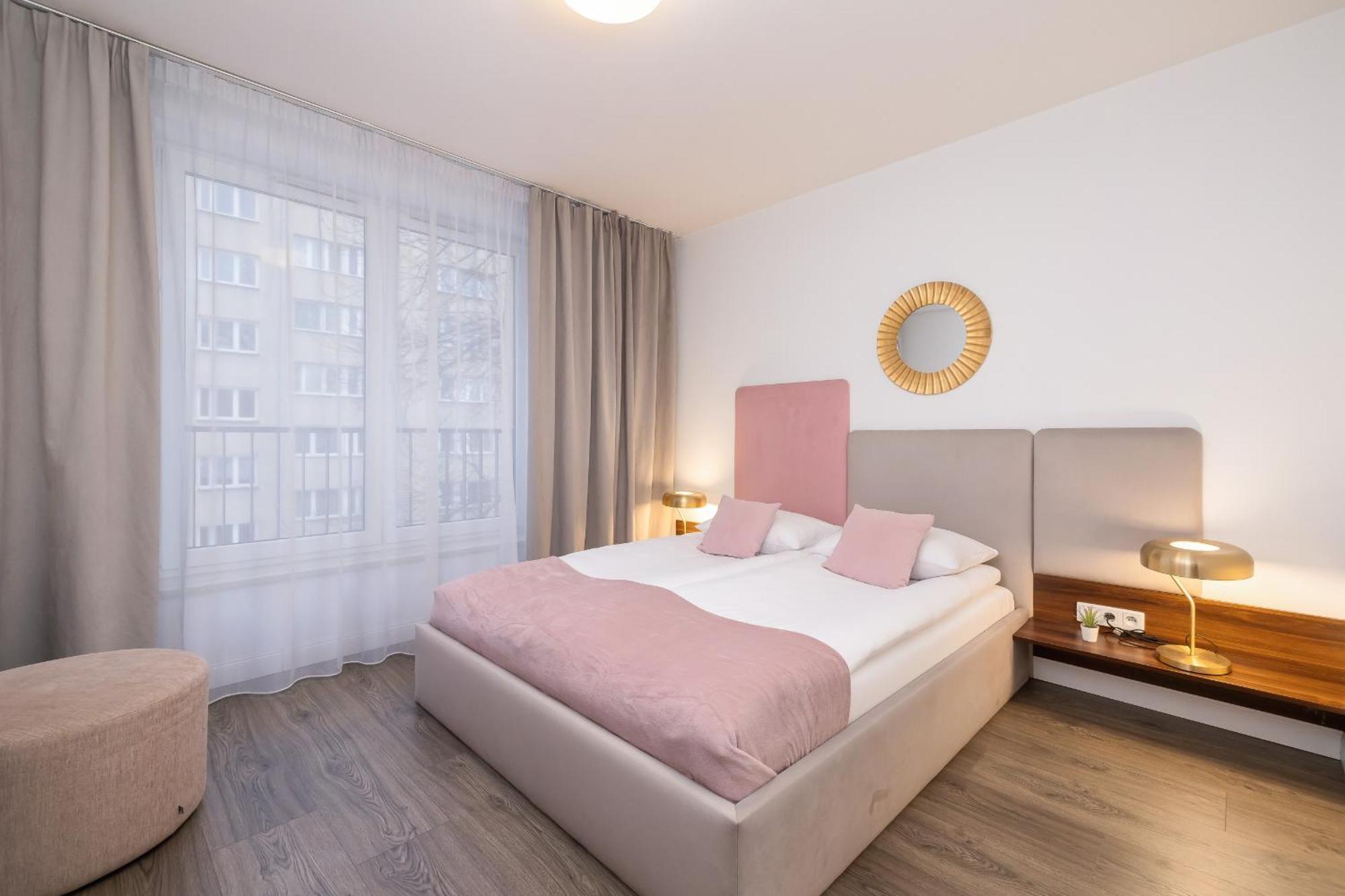 Blue And Green Apartment With Bright Pink Bedroom In Krakow By Noclegi Renters Экстерьер фото